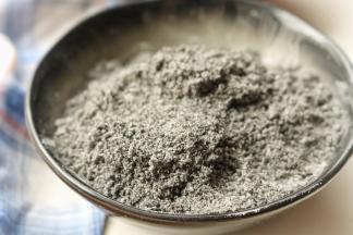 磨好的芝麻粉，还是很细腻的，而且完全没有油汪汪的，我是不是特别有办法，很多人都说磨不出来芝麻粉，其实你只是差了点面粉而已。