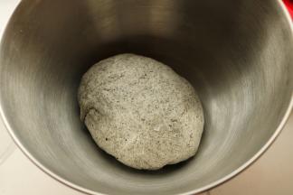 揉成光滑的面团。