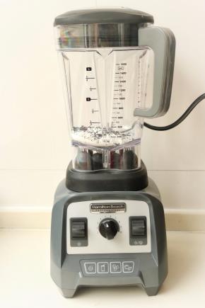 黑芝麻和低粉放入破壁机，5档搅拌半分钟即可，或者选择刨冰功能都可以。很快黑芝麻粉就磨好了，是不是超级便捷。