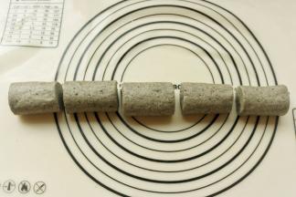 每一份都搓成长条，再用刀切成6份，共做了18个馒头。做好的刀切馒头胚子整理一下使馒头变得漂亮整齐。