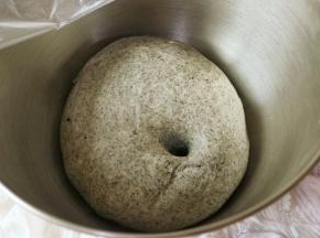 再放在温暖湿润的地方发酵到2倍大，可以用手戳出不回缩的洞。