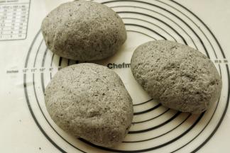 发酵好的面团再次揉圆排气，多揉一会使面团组织细腻，做的馒头会更好吃。揉好的面团分成均匀的三份。