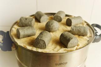 、做好的刀切馒头放入蒸锅篦子上，下面记得垫纱布等。放胚子的时候要留有间隙，避免蒸熟的馒头会挤压变形。