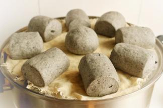 放入蒸锅之后再醒发30分钟，然后大火烧开，上汽后蒸20分钟，再盖盖子焖5分钟。