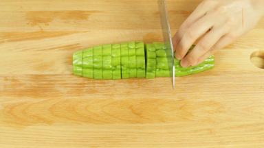 苦瓜清洗干净，去除瓜囊，切成块。