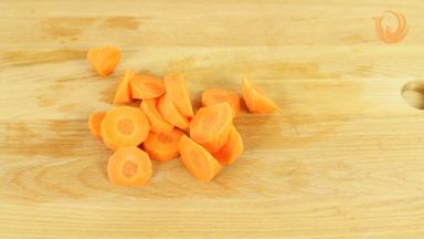 胡萝卜去皮，切滚刀块。