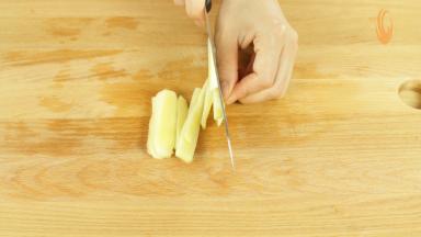 姜去皮，切片。