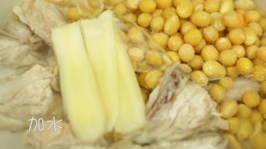 准备一砂锅，加入排骨，黄豆，姜片，倒入适量的水,中火煲30分钟