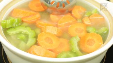 30分钟后，加入苦瓜、胡萝卜，继续煲20分钟