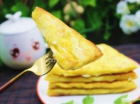 鸡蛋吐司片，就煎好了，美味可口的早餐。