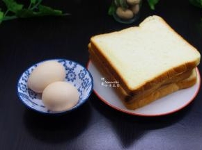 准备好2个鸡蛋、3片切片面包，这是二人份，人多，或食量多的，可以增加；