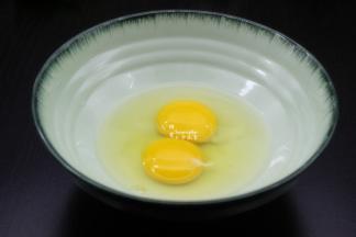 鸡蛋打开，去壳，为了防止鸡蛋有坏的，鸡蛋要分开打。