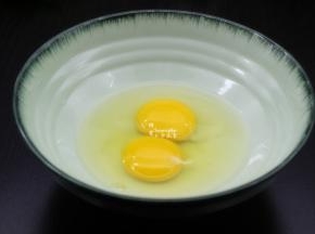 鸡蛋打开，去壳，为了防止鸡蛋有坏的，鸡蛋要分开打。