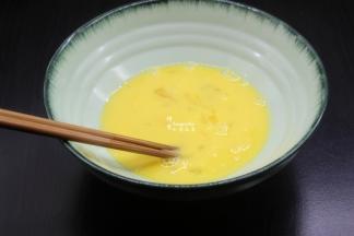 用筷子顺时针快速调均；碗，建议用玻璃或陶瓷，如果用不锈钢鸡蛋会变黑。