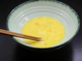 用筷子顺时针快速调均；碗，建议用玻璃或陶瓷，如果用不锈钢鸡蛋会变黑。