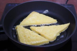 用平底锅，热锅，倒入一点点油，让油均匀受热，加入面包片放入锅里；