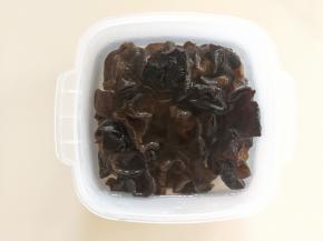 木耳洗干净提前泡发好