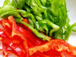 青红辣椒洗干净切丝