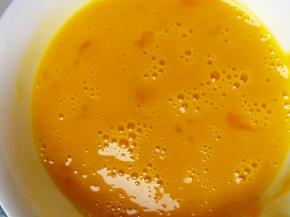 鸡蛋打散，加一点盐和清水，搅打均匀备用