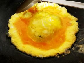 热锅倒油，五分热时倒入鸡蛋，半凝固时用铲子把鸡蛋滑成块，基本凝固关小火，鸡蛋盛出来备用