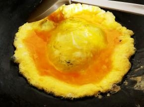 热锅倒油，五分热时倒入鸡蛋，半凝固时用铲子把鸡蛋滑成块，基本凝固关小火，鸡蛋盛出来备用