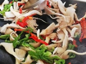 倒入平菇，加一点清水和盐翻炒均匀