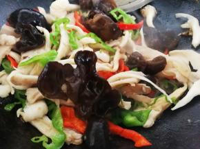 放入木耳翻炒均匀