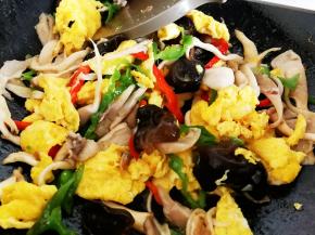 倒入鸡蛋，翻炒均匀出锅