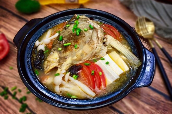 海鲜菇豆腐炖鱼头