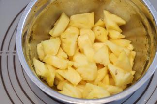 首先将菠萝去皮去刺洗净，切成小块