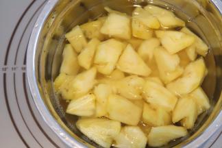 放入盆内，倒入莫过菠萝的清水，放少许盐浸泡10分钟