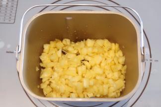 沥干水分，剁成小块（也可用料理机打成泥），放入面包机桶内