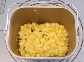 沥干水分，剁成小块（也可用料理机打成泥），放入面包机桶内