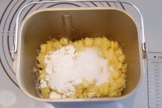 加入细砂糖和玉米淀粉、柠檬汁