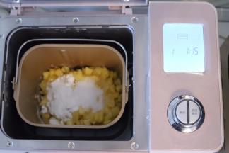 启动面包机，程序选择烘烤/翻炒，功能选择1（果酱），系统直接设置为一小时十五分