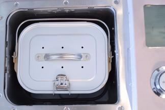 盖上面包机桶内盖，防止喷溅，按下启动