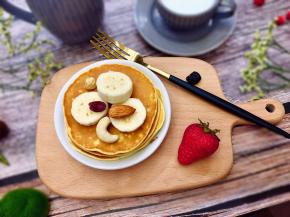 把香蕉切厚片配上坚果，晒着太阳美味的下午茶棒棒哒