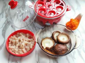 准备食材: 鲜香菇把根去掉，放入器具中纯净水泡15分钟，胡萝卜去皮切碎，鳕鱼剁成鱼肉泥。(我买的鳕鱼肉，没有鱼刺，注意把鱼刺去除干净！)