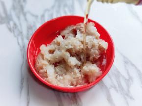 剁好的鳕鱼肉泥中加入柠檬汁。(料酒也可以)