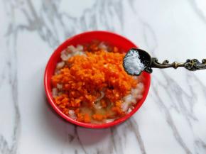 再加入食用盐。(盐的量根据个人口味放)