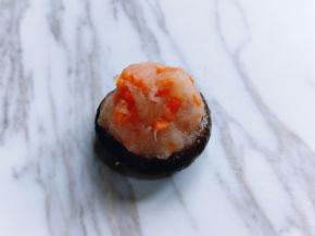 把淋干水分的香菇整形后，再装入做好的鳕鱼肉泥。