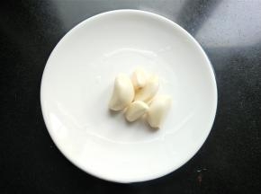 准备大蒜。