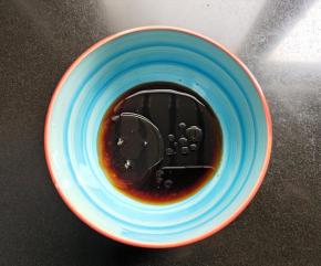 调汁：将白糖，生抽，味极鲜，小麻油，鸡精放入碗内，搅拌均匀。