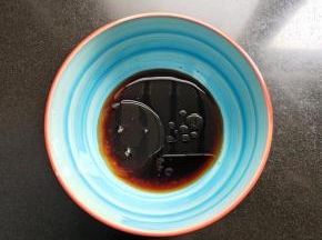 调汁：将白糖，生抽，味极鲜，小麻油，鸡精放入碗内，搅拌均匀。