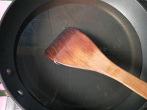 锅内放水，烧开。