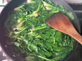 锅内放几滴食用油，将菠菜焯水三分钟。