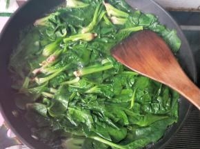 锅内放几滴食用油，将菠菜焯水三分钟。