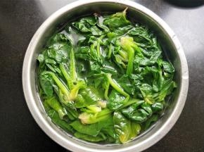 捞出，将菠菜放入提前准备好的凉水中。