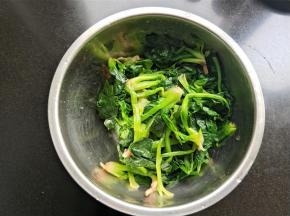 挤干水分。