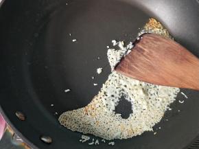 锅内放油，烧热，放入蒜蓉，白芝麻，爆香。